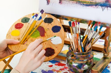 Boyalar ve fırçalar.