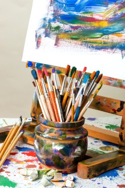 Boyalar ve fırçalar.