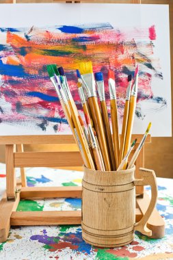 Boyalar ve fırçalar.