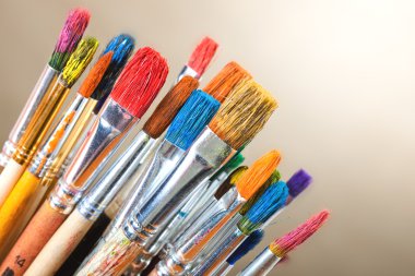 Boyalar ve fırçalar.