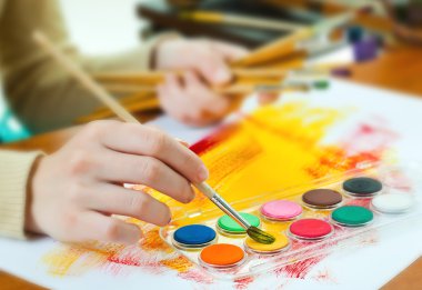 Boyalar ve fırçalar.