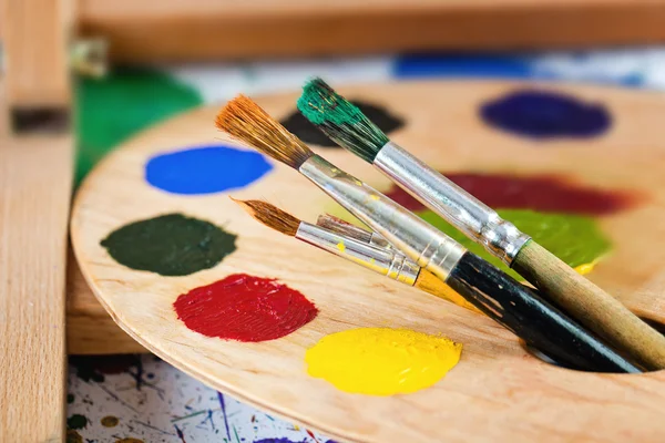 Färger och penslar i sammansättningen — Stockfoto