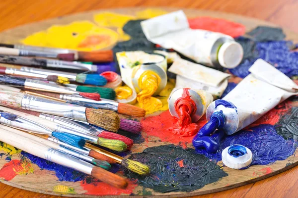 Tintas e escovas na composição — Fotografia de Stock