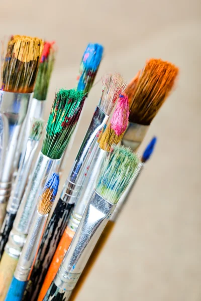 Pinturas y pinceles en la composición — Foto de Stock