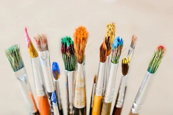 Pinturas y pinceles en la composición — Foto de Stock