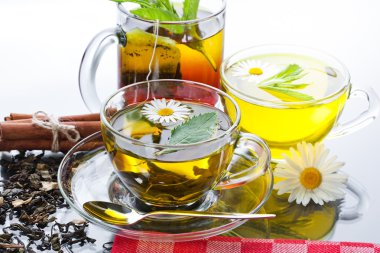 bardak yeşil çay ve yeşil yaprakları ile.