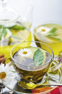 bardak yeşil çay ve yeşil yaprakları ile.