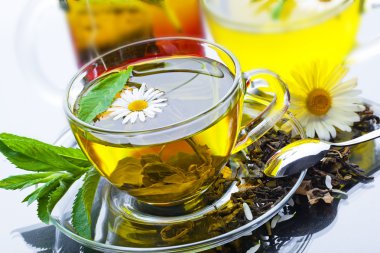 bardak yeşil çay ve yeşil yaprakları ile.