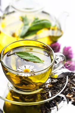 bardak yeşil çay ve yeşil yaprakları ile.