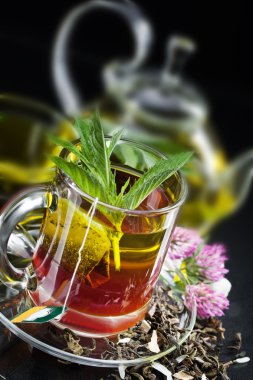 bardak yeşil çay ve yeşil yaprakları ile.