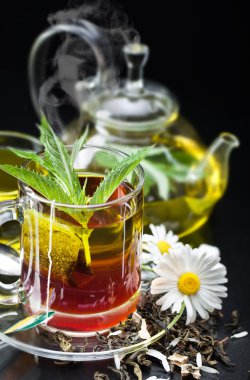 bardak yeşil çay ve yeşil yaprakları ile.