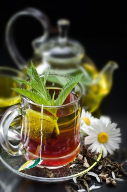 bardak yeşil çay ve yeşil yaprakları ile.