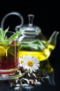 bardak yeşil çay ve yeşil yaprakları ile.