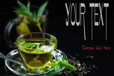 bardak yeşil çay ve yeşil yaprakları ile.