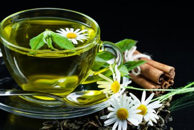 bardak yeşil çay ve yeşil yaprakları ile.