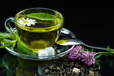 bardak yeşil çay ve yeşil yaprakları ile.