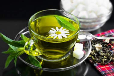 bardak yeşil çay ve yeşil yaprakları ile.