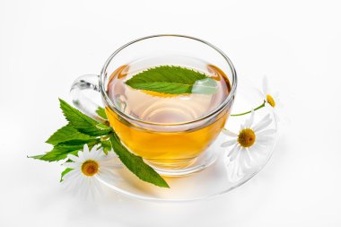 bardak yeşil çay ve yeşil yaprakları ile.