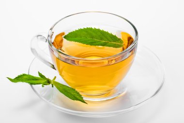 bardak yeşil çay ve yeşil yaprakları ile.