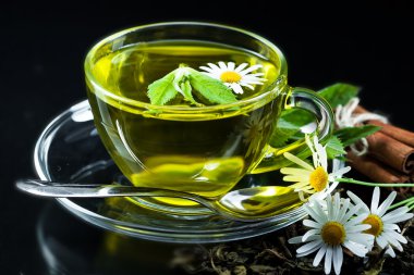 bardak yeşil çay ve yeşil yaprakları ile.