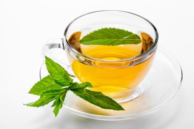 bardak yeşil çay ve yeşil yaprakları ile.