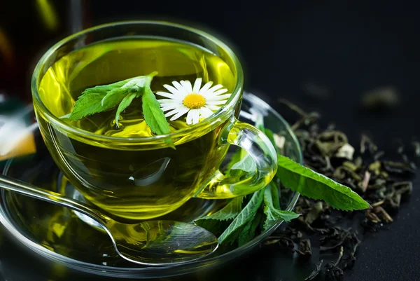 Kubek z zielonej herbaty i zielonych liści. — Zdjęcie stockowe