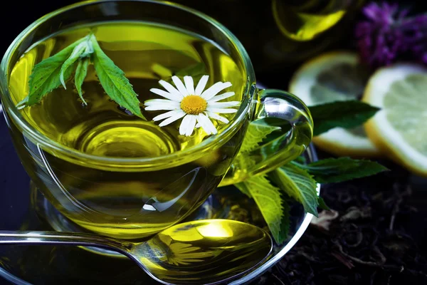 Kopp med grönt te och gröna blad. — Stockfoto