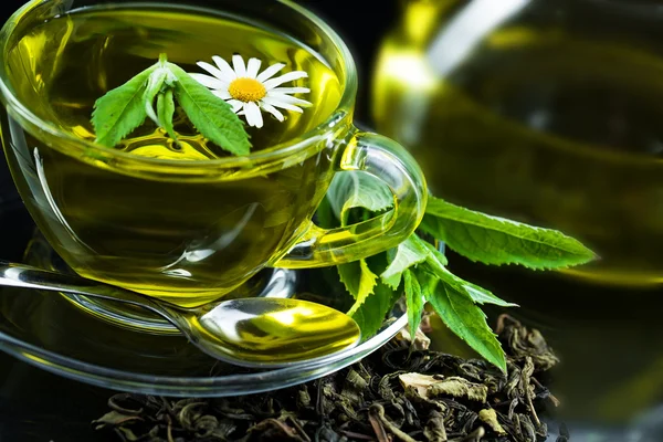 Cup with green tea and green leaves. — Stock Photo, Image