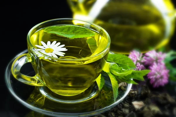 Kopp med grönt te och gröna blad. — Stockfoto