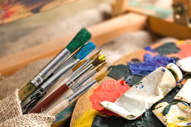 Boyalar ve fırçalar.