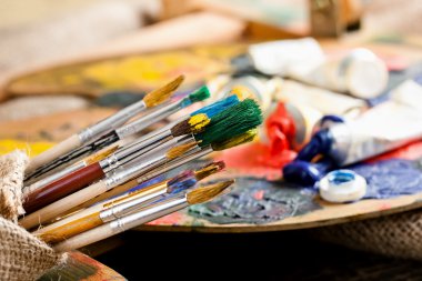 Boyalar ve fırçalar.