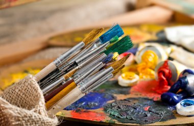 Boyalar ve fırçalar.