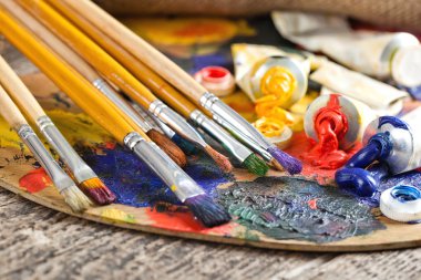 Boyalar ve fırçalar.