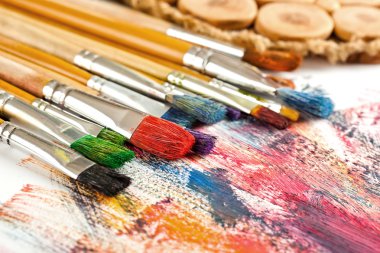 Boyalar ve fırçalar.