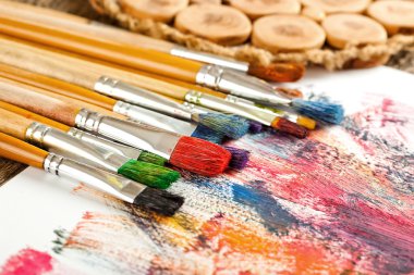 Boyalar ve fırçalar.