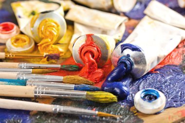 Boyalar ve fırçalar.