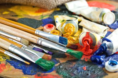 Boyalar ve fırçalar.