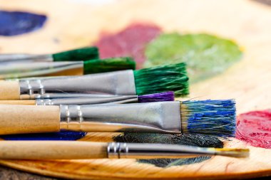 Boyalar ve fırçalar.