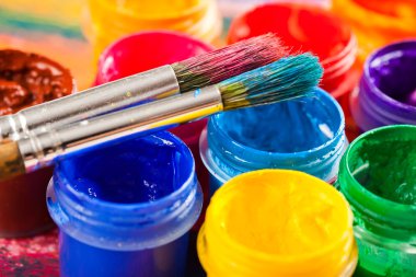 Boyalar ve fırçalar.