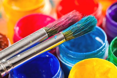 Boyalar ve fırçalar.