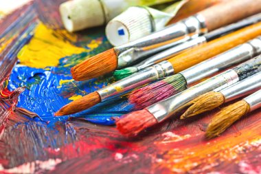 Boyalar ve fırçalar.