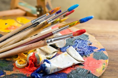 Boyalar ve fırçalar.