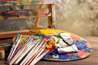 Boyalar ve fırçalar.