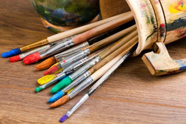 Boyalar ve fırçalar.