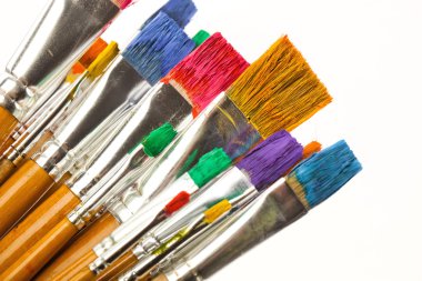 Boyalar ve fırçalar.