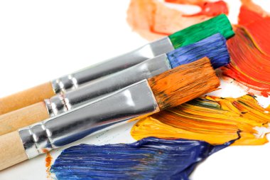 Boyalar ve fırçalar.