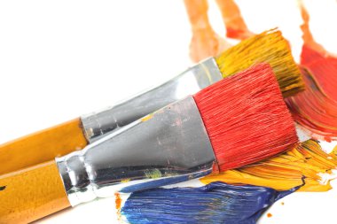 Boyalar ve fırçalar.