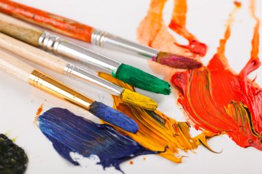 Boyalar ve fırçalar.