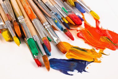 Boyalar ve fırçalar.