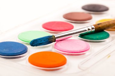 Boyalar ve fırçalar.